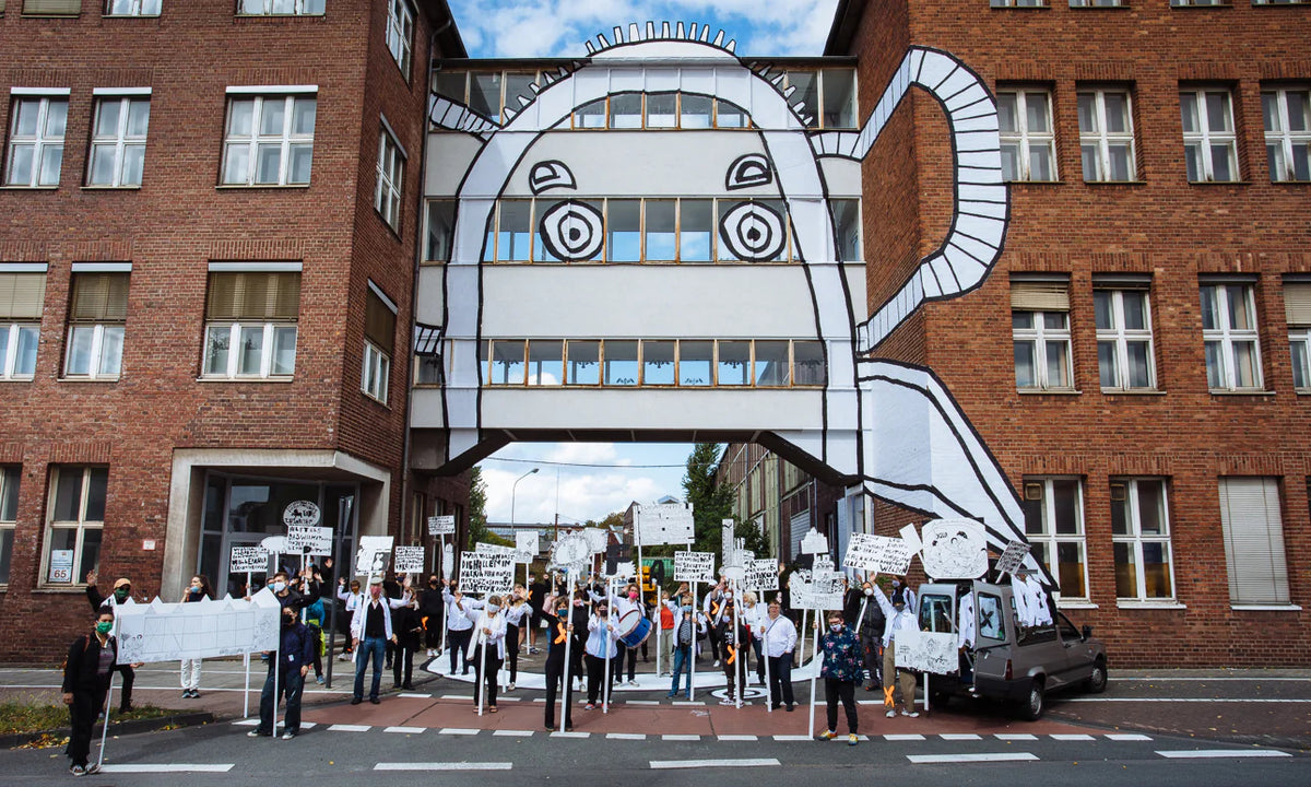 Kunstwerk Elefant zwischen zwei Häusern