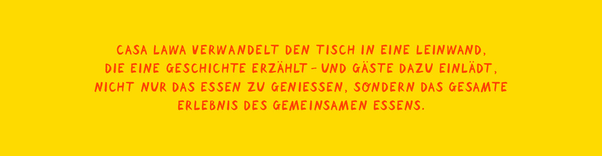 Gelbes Bild mit rotem Handschrift-Text: „Casa Lawa verwandelt den Tisch in eine Leinwand, die eine Geschichte erzählt – und Gäste dazu einlädt, nicht nur das Essen zu genießen, sondern das gesamte Erlebnis des gemeinsamen Essens.